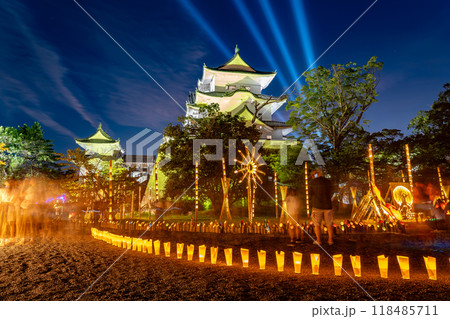 三重県伊賀市 伊賀上野城での夏のライトアップイベントのお城のまわり 天守閣と本丸に並べられた灯り 三重県伊賀市 伊賀上野城での夏のライトアップイベントのお城のまわり 天守閣と本丸に並べられた灯り 118485711