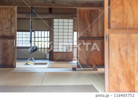 長野県伊那市 高遠に残る再現された絵島囲み屋敷の囲炉裏のある室内 長野県伊那市 高遠に残る再現された絵島囲み屋敷の囲炉裏のある室内 118485752