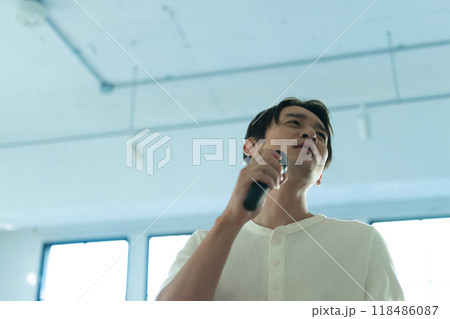 マイクを持つ手男性 118486087