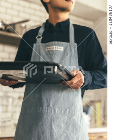 キッチンの男性 118486107