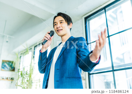 男性ポートレート 118486124