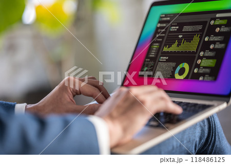 男性ポートレート 118486125