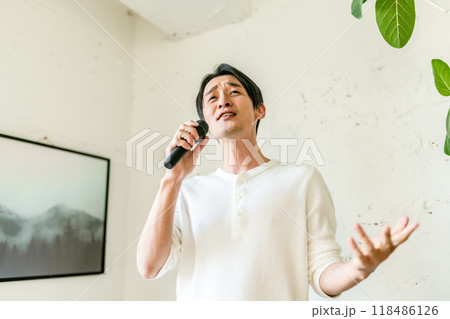 マイクを持つ手男性 マイクを持つ手男性 118486126