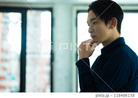 考える男性 118486138