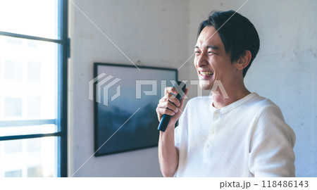 マイクを持つ手男性 118486143