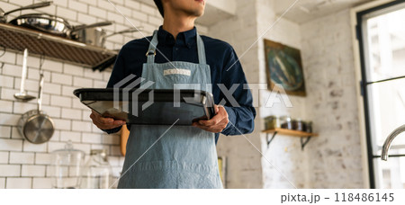 キッチンの男性 118486145