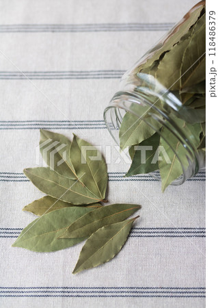 乾燥した月桂樹の葉・ローリエ 乾燥した月桂樹の葉・ローリエ 118486379