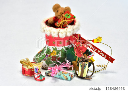 Xmasブーツとクリスマスプレゼントいっぱいミニチュア 118486468