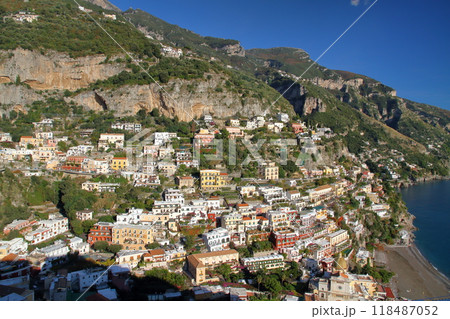 南欧イタリア共和国カンパニア州サレルノ県　ティレニア海に面する世界遺産アマルフィ海岸の街ポジターノ 118487052