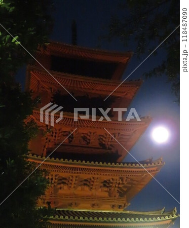 池上本門寺五重塔の夜景と十五夜 池上本門寺五重塔の夜景と十五夜 118487090