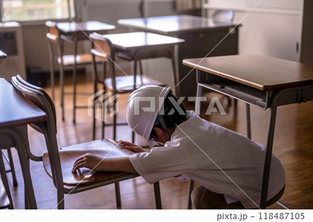 階段と小学生 118487105