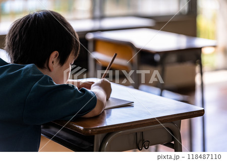 自習をする子供 118487110