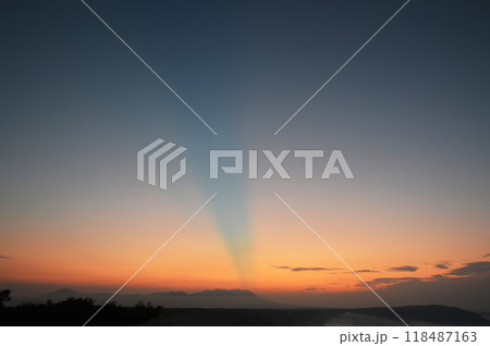朝焼けと薄明光線（太陽光）　阿蘇外輪山 118487163