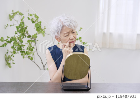 ほうれい線に悩む高齢者の女性 118487933