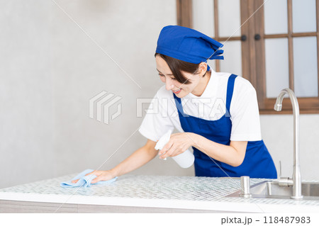 キッチンを掃除する家事代行サービスの女性 118487983