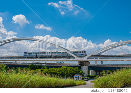 淀川の鉄橋を渡るモノレール 118488042
