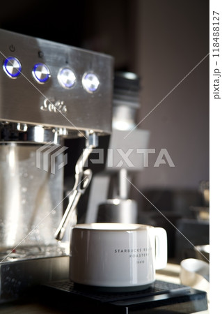 エスプレッソマシンでコーヒーを淹れる 118488127