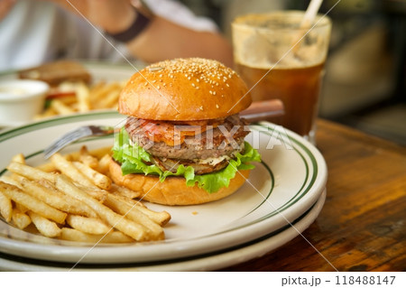 ハンバーガーとフライドポテトが飾られたハンバーガー 118488147