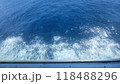 クルーズ船に打ち寄せる波 118488296