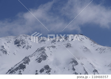 5月上旬の立山黒部アルペンルート　立山室堂平から立山本峰の眺め 118488357