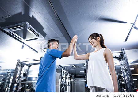 パーソナルトレーニング 成功 ハイタッチ クリア パーソナルトレーニング 成功 ハイタッチ クリア 118488368