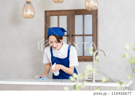 キッチンを掃除する家事代行サービスの女性 118488677