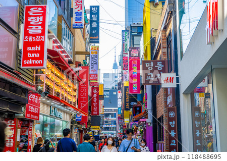 韓国 ソウル 明洞の繁華街から見えるNソウルタワー 韓国 ソウル 明洞の繁華街から見えるNソウルタワー 118488695