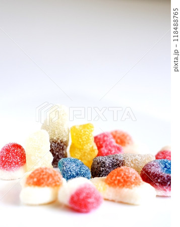 カラフルで様々な形のグミ 118488765
