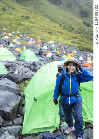 テント泊登山をする女性 118488782