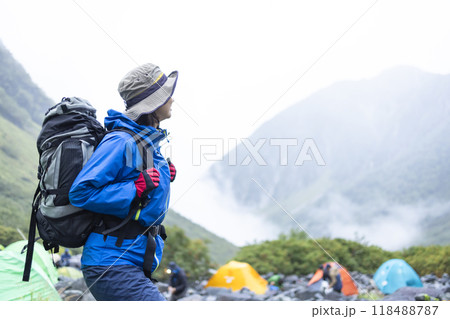 テント泊登山をする女性 118488787