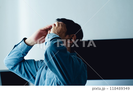 ショックを受ける男性イメージ 118489349