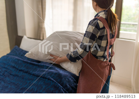 ベッドメイク 118489513