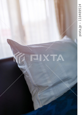 ベッドの枕 118489514