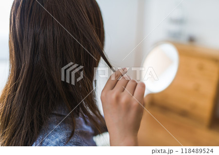 ヘアケアをする女性 118489524
