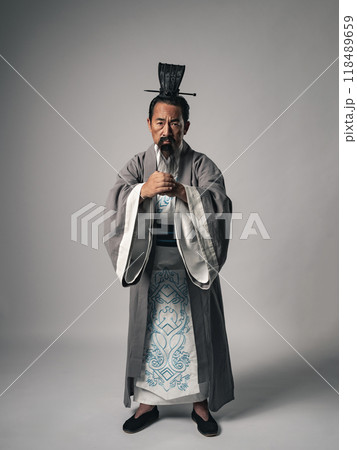 三国志に登場するような中国歴史上の偉人が挨拶するシーン 118489659