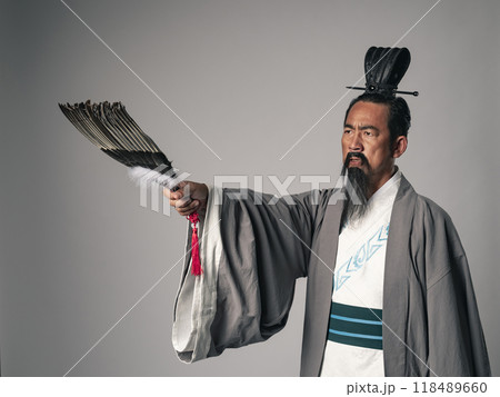 三国志に登場する諸葛孔明のような中国歴史上の軍師が指揮をとるシーン 118489660