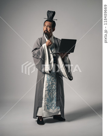 三国志に登場するような中国歴史上の偉人がノートパソコンを使うシーン 118489669