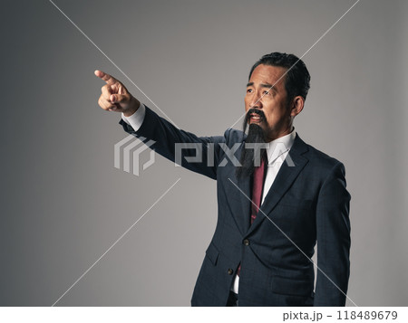 幕末や明治時代の偉人のような歴史上の人物が未来を指さすシーン 118489679