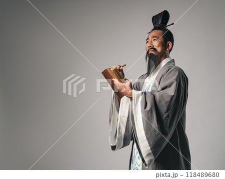 三国志に登場するような中国歴史上の偉人が竹簡に筆で漢文を書くシーン 三国志に登場するような中国歴史上の偉人が竹簡に筆で漢文を書くシーン 118489680