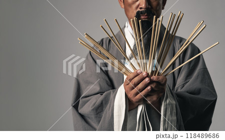 筮竹を使って易占いをする漢服を着た男性 筮竹を使って易占いをする漢服を着た男性 118489686