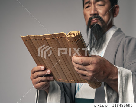 三国志に登場するような中国歴史上の偉人が竹簡の文書を読むシーン 三国志に登場するような中国歴史上の偉人が竹簡の文書を読むシーン 118489690