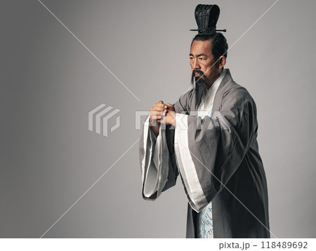三国志に登場するような中国歴史上の偉人が挨拶するシーン 118489692