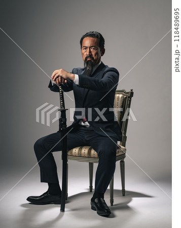 幕末や明治時代の偉人のような歴史上の人物の日本刀を持ったポートレート 118489695