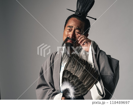 三国志に登場する諸葛孔明のような中国歴史上の軍師が泣いているシーン 118489697