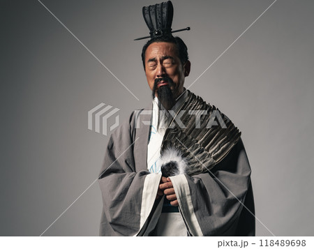 三国志に登場する諸葛孔明のような中国歴史上の軍師が泣いているシーン 118489698