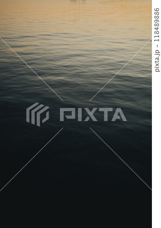 夕暮れ時の水面 夕暮れ時の水面 118489886