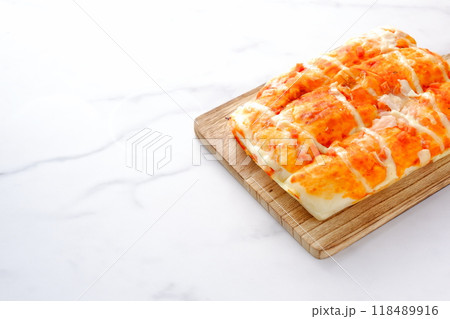 チーズをたっぷりのせたトマトソースのピザ 118489916