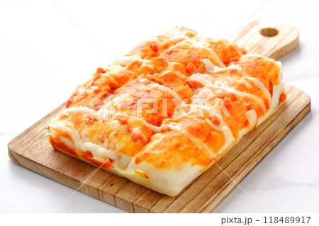 チーズをたっぷりのせたトマトソースのピザ 118489917
