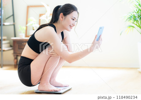 ダイエットをする若い女性 ダイエットをする若い女性 118490234