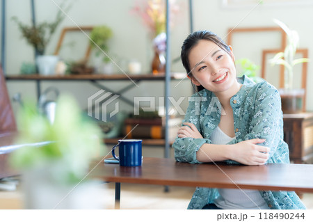 リビングでくつろぐ若い女性 リビングでくつろぐ若い女性 118490244